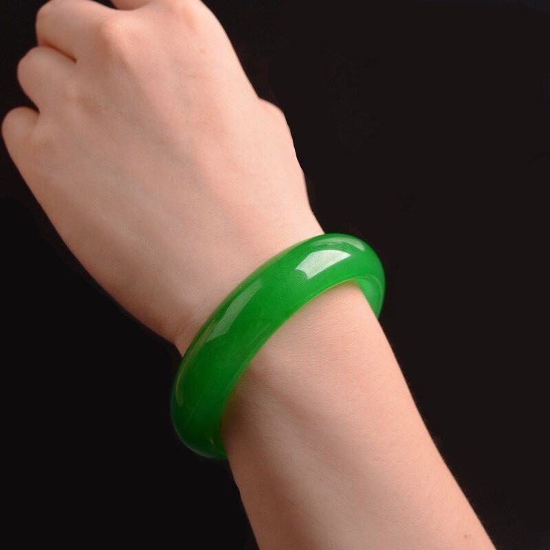 หยกสีเขียว มีความหมายในด้านอดมสมบูรณ์ ร่มเย็นเป็นสุข ความมั่งคั่ง ความร่ำรวย(ขนาด58-60mm)