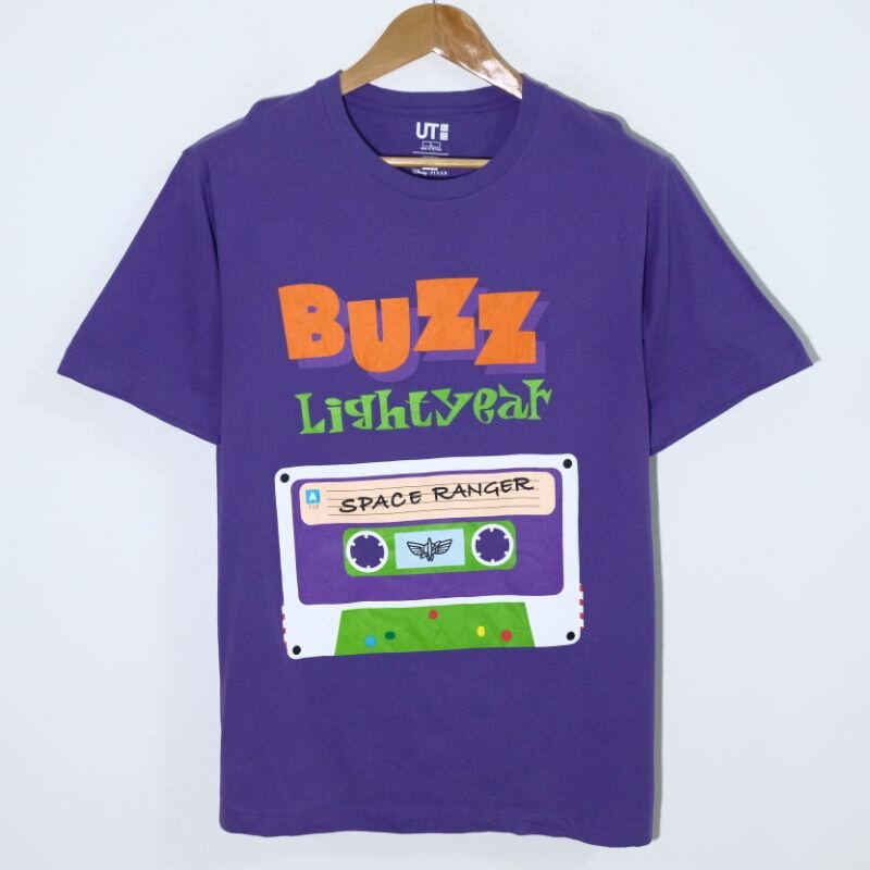 【ใหม่】เสื้อยืดพิมพ์ลายเสื้อยืดเสื้อยืด Uniqlo x Toy Story (Buzz Lightyear) มือสองของแท้ S-5XL