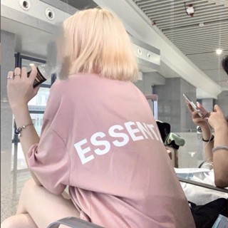 Fog ESSENTIALS เสื้อแขนสั้น พิมพ์ลายตัวอักษร 3M สะท้อนแสง ทรงหลวม สําหรับผู้ชายและผู้หญิง