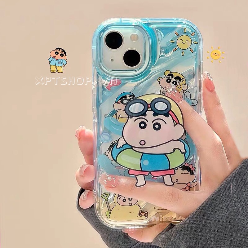 เคสโทรศัพท์มือถือแบบนิ่ม กันกระแทก ลายการ์ตูนชินจังว่ายน้ํา พร้อมที่ตั้งวาง สีเงิน สําหรับ iPhone 15 Pro Max 14 13 12 11 Pro Max XR IX