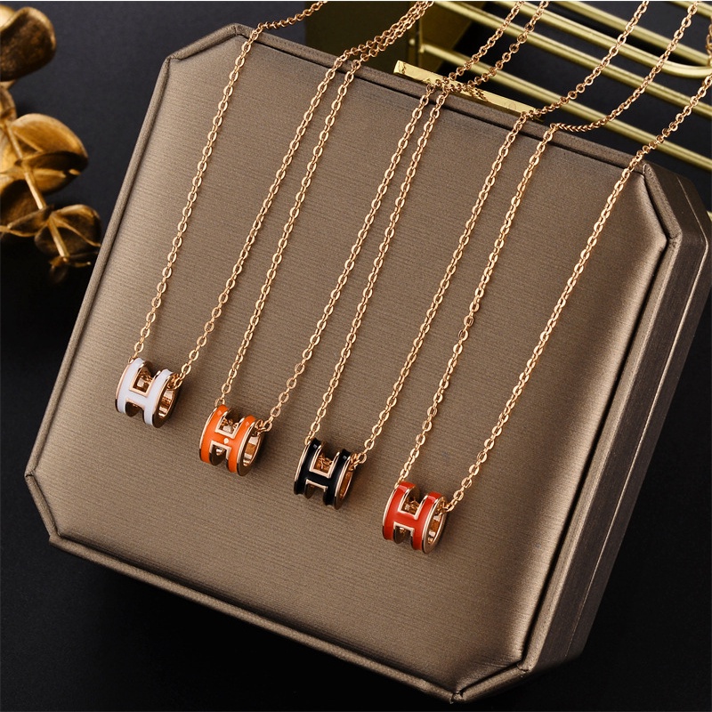 Ht ไทเทเนียมเหล ็ กเคลือบตัวอักษรขนาดเล ็ ก H จี ้ สร ้ อยคอหญิงสแตนเลส Clavicle Chain จะไม ่ จางหาย