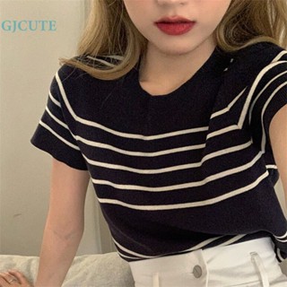 Gjcute เสื้อครอปท็อป คอกลม แขนสั้น ผ้าถัก ลายทาง สไตล์เรโทร ฤดูร้อน สําหรับผู้หญิง WTD