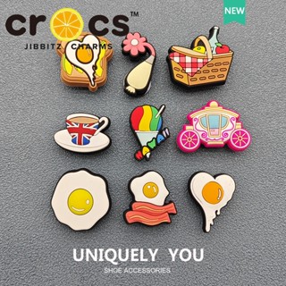 Jibbitz crocs charms หัวเข็มขัดรองเท้า อุปกรณ์เสริมรองเท้า 2023 สไตล์ใหม่ Omelette Series Fun การ์ตูนรองเท้า DIY ดอกไม้