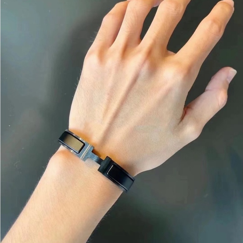High-End ประณีตอารมณ์ H ตัวอักษรสร้อยข้อมือเหล็กไทเทเนียมสีดํา All-Match High-End สร้อยข้อมือสแตนเลส ราคา ถูกที่สุด ดีลบีเคเค แกลเลอรีภาพที่ 7
