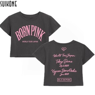 Suikone  เสื้อยืดผู้ชายแขนสั้น BLACKPINK ทัวร์ญี่ปุ่นสไตล์เดียวกันเสื้อยืดผ้าฝ้ายแฟชั่นพิมพ์ลายตัวอักษรเรียบง่ายแขนสั้นผู้ชายและผู้หญิงใส่ได้