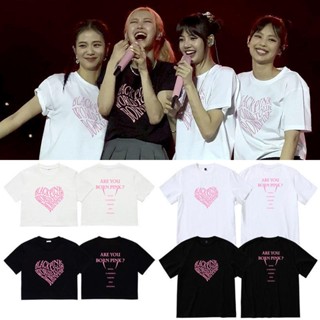 การออกแบบเดิมเสื้อยืดแขนสั้นลําลอง ผ้าฝ้าย ทรงหลวม พิมพ์ลาย KPOP BLACKPINK BORN PINK LISA JISOO ROSé JENNIE แฟชั่นฤดูร้อน สไตล์เกาหลี และฮาราจูกุ สําหรับผู้ชาย