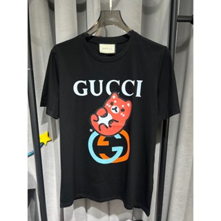 Gucc1 ใหม่ เสื้อยืดแขนสั้น คอกลม พิมพ์ลายโลโก้การ์ตูนตัวอักษร สําหรับผู้ชาย S-4XL