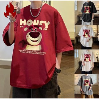 HOTMAN เสื้อยืดแขนสั้นฤดูร้อนสําหรับผู้ชาย, เสื้อหลวม Disney Strawberry Bear และสวมใส่สบาย M-5XL