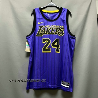 【คุณภาพสูง】ใหม่ ของแท้ NBA Kobe Los Angeles Lakers สําหรับผู้ชาย #24 เสื้อกีฬาแขนสั้น ลายทีม Kobeϟbryant 2018-19 สีม่วง