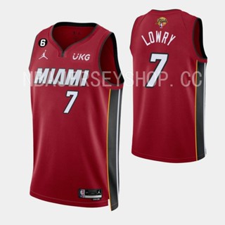 【คุณภาพสูง】ใหม่ ของแท้ NBA Finals Miami Heat สําหรับผู้ชาย 2023 #7 เสื้อกีฬาแขนสั้น ลายทีม Kyle Lowry Statement Edition Swingman สีแดง