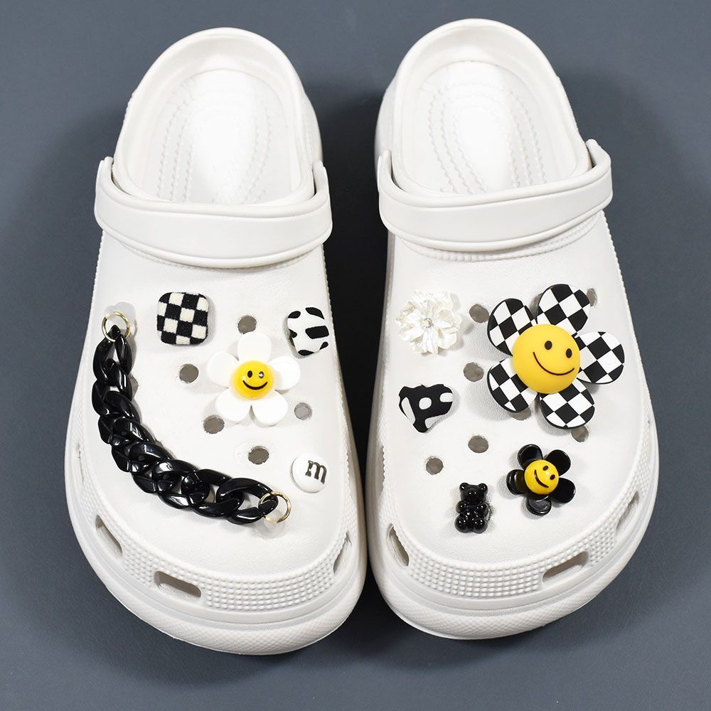 สําหรับผู้หญิง Girls Viral diy รองเท้าอุปกรณ์เสริม ins สติกเกอร์ตกแต่งรองเท้า clog clog Limited Edition หัวเข็มขัดรองเท้าสําหรับหัวเข็มขัด charm pin