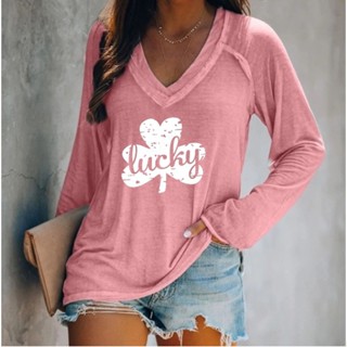 US-W0983 St. Patrick&amp;#39;s Clover Lucky เสื้อยืดคอวีแขนยาว Women&amp;#39;s Spot