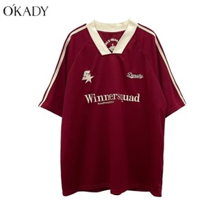 OKADY เสื้อยืดแขนสั้นคอวีสไตล์ไฮสตรีทสไตล์อเมริกัน เสื้อสเวตเตอร์คู่รักลำลองหลวมพิมพ์ลายย้อนยุค