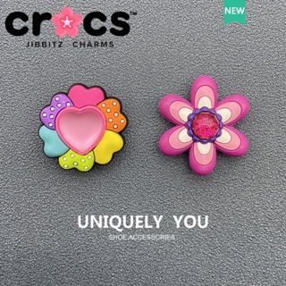 Jibbitz Crocs charms หัวเข็มขัดรองเท้า อุปกรณ์เสริมรองเท้า ดอกไม้ ที่มีสีสัน สไตล์ใหม่ Crocs รองเท้าการ์ตูนดอกไม้น่ารัก หัวเข็มขัดตกแต่งดอกไม้