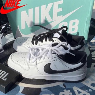 Nike ของแท้ 100% SB Dunk รองเท้าผ้าใบ ข้อสั้น สีขาว และสีดํา ATTH