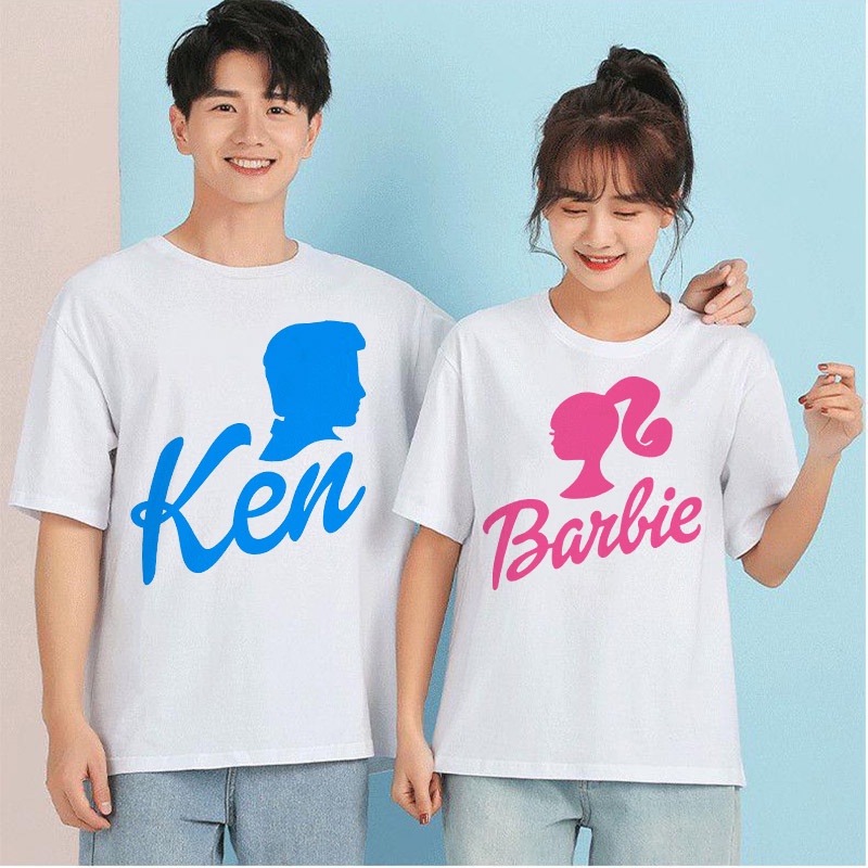 เสื้อยืดแขนสั้น คอกลม พิมพ์ลายการ์ตูนบาร์บี้ และเคน สีขาว แฟชั่นคู่รัก สําหรับผู้ชาย และผู้หญิง
