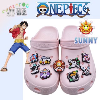 ใหม่ ธงการ์ตูนอนิเมะ One Piece Jibbitz Crocs Skeleton Flag Series Jibbitz PVC อุปกรณ์เสริมรองเท้า ของขวัญ