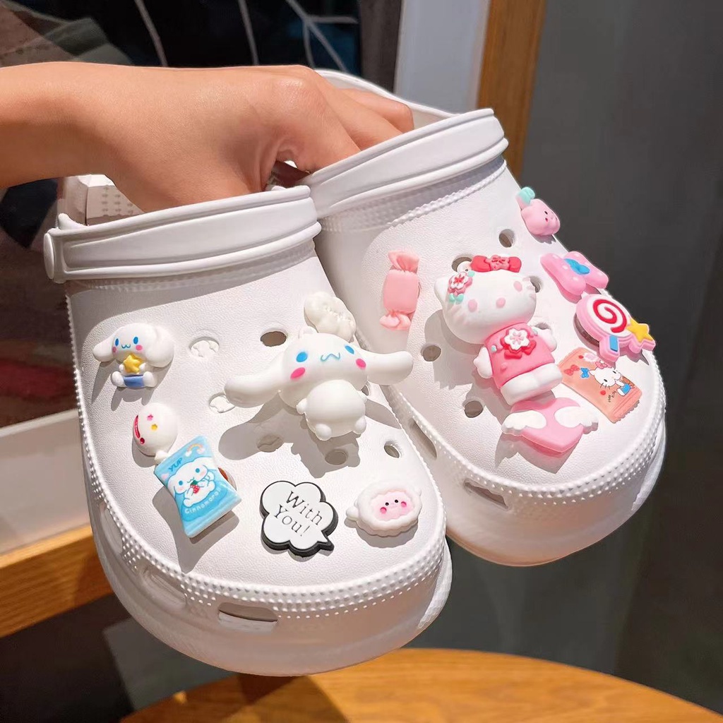 การ์ตูน Sanrio อิเล็กทรอนิกส์ DIY รองเท้าแตะ อุปกรณ์เสริม สําหรับผู้หญิง ฤดูร้อน ไฟ Led Crocs รูรองเ