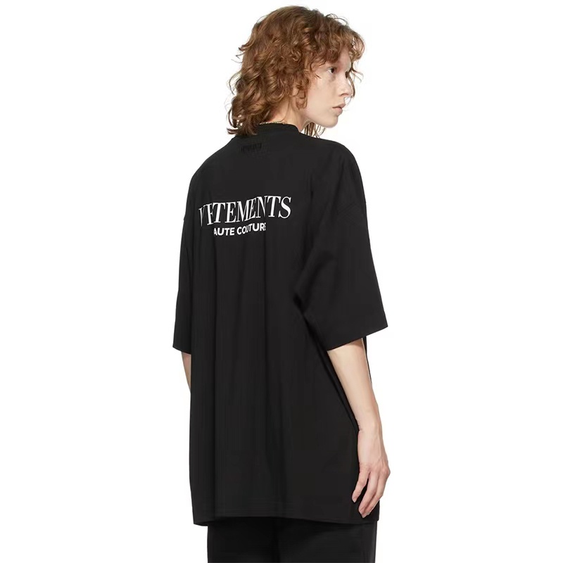 มีหลายสี VETEMENTS Minimalist คำขวัญ VTM Crew คอคู่หลวม Casual T-Shirt