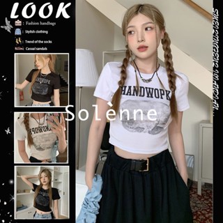 Solenne  เสื้อครอป เสื้อยืดผู้หญิง ครอป baby tee สาวเรโทร 2023 NEW Style ทันสมัย Chic คุณภาพสูง สบาย A99J37A 36Z230909