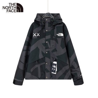 【พร้อมส่ง】ของแท้ 100% เสื้อกันหนาว กันน้ํา ลายพราง The North Face X KAWS Co-branded Series 1986 สําหรับผู้ชาย และผู้หญิง