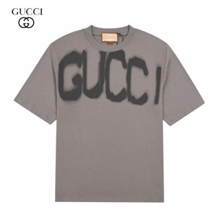 Gucci × Balenciaga เสื้อยืดแขนสั้น ผ้าฝ้าย 100% พิมพ์ลายตัวอักษรกราฟฟิติ ทรงหลวม ระบายอากาศ แฟชั่น สําหรับผู้ชาย แล_01