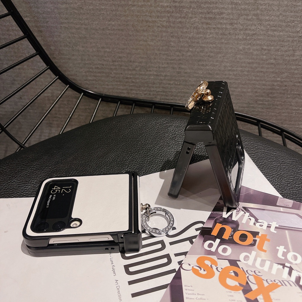หรูหราการออกแบบเฉพาะพับเคสโทรศัพท์สําหรับ Samsung Galaxy Z Flip 3 4 5 6 5G พร้อมแหวนนิ้วเข็มกลัดปลอกสําหรับ Z Flip6 แนวโน้มการออกแบบสไตล์รวมทุกอย่างปลอกป้องกัน
