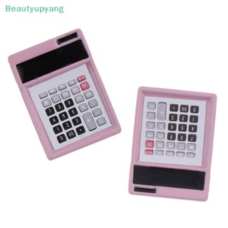 [Beautyupyang] โมเดลเครื่องคิดเลขจิ๋ว 1:12 อุปกรณ์เสริม สําหรับตกแต่งบ้านตุ๊กตา 2 ชิ้น