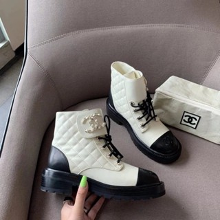 Chanel Chanel 2020 รองเท้าบูทมาร์ติน หนังวัวแท้ แบบผูกเชือก ส้นหนา บล็อกสี ประดับไข่มุก สําหรับผู้หญิง