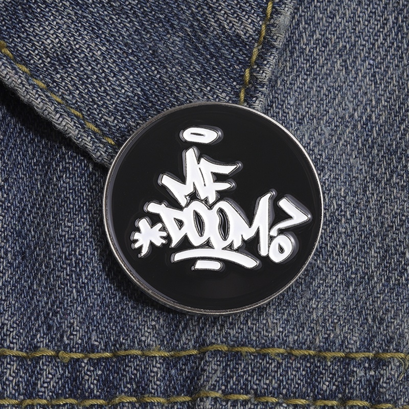 Mf DOOM Pins ฮิปฮอป เพลง เข็มกลัด โลหะ ตราแฟชั่น เครื่องประดับเสื้อผ้า กระเป๋าเป้สะพายหลัง ของขวัญ