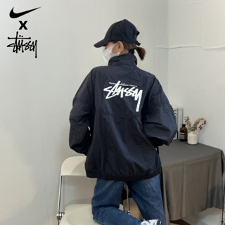 [พร้อมส่ง] ของแท้ 100% Nike xstussy เสื้อแจ็กเก็ตลําลอง มีฮู้ด มีซิป พิมพ์ลายโลโก้ แนวสตรีท สําหรับผู้หญิง CT4310-045