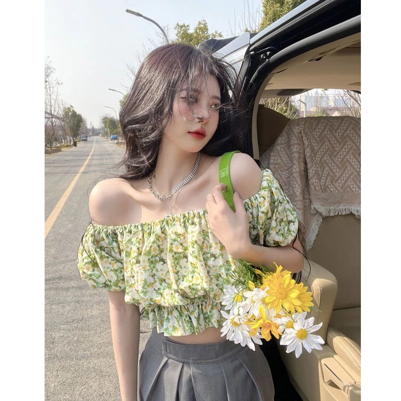เสื้อลายดอกสีเขียวแขนสั้น Micki