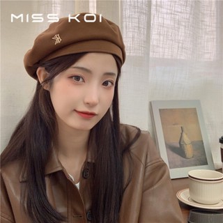 Misskoi [พร้อมส่ง] หมวกเบเร่ต์โลหะ ลายตัวอักษร KK อินเทรนด์ สไตล์เกาหลี เรโทร แฟชั่นสําหรับผู้หญิง