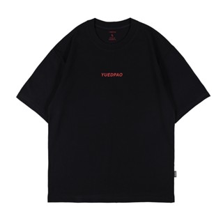 Yuedpao เสื้อยืด OVERSIZE Red LOGO รับประกันไม่ย้วย 2 ปี เสื้อยืดสีพื้น OVERSIZE_สี BLACKS-5XLเสื้อยืดลำลองฤดูร้อน