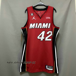 【คุณภาพสูง】ใหม่ ของแท้ NBA 2022-23 Miami Heat สําหรับผู้ชาย #42 เสื้อกีฬาแขนสั้น ลายทีม Kevin Love Statement Edition สีแดง