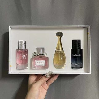 (30ml * 4) Dior perfume four piece set น้ําหอม Dior ตัวอย่างจีน 4 ชิ้น กล่องดอกไม้ น้ําหอมหวาน 30 มล.