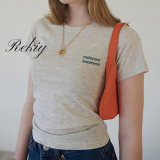 Rekiy ใหม่ เสื้อยืดลําลอง แขนสั้น เปิดไหล่ ปักลาย สีพื้น แฟชั่นสําหรับสตรี 2023