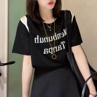 เสื้อยืดแขนสั้น เปิดไหล่ แบบบาง ฉลุลาย สีคอนทราสต์ สไตล์เกาหลี สําหรับผู้หญิง