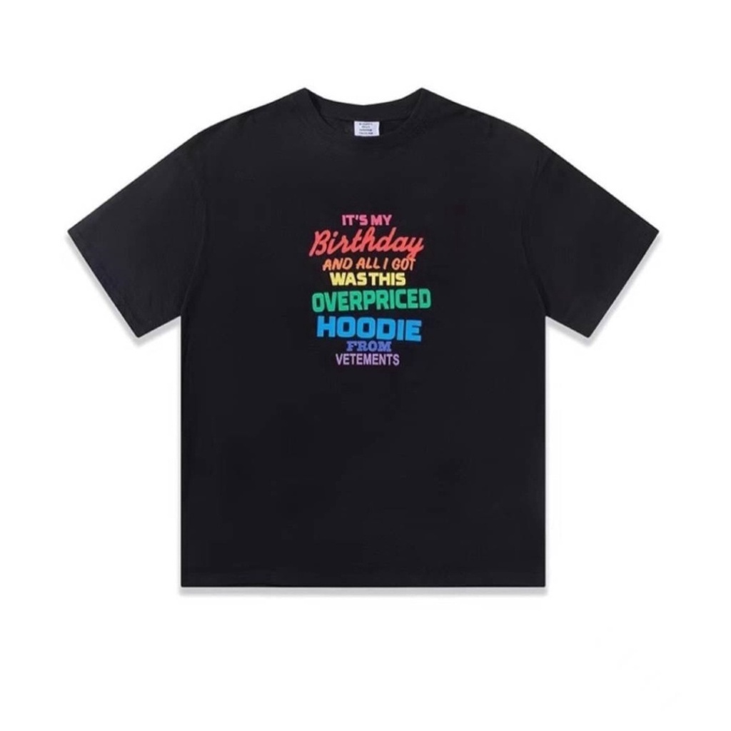 GUNเสื้อเชิ้ตแขนสั้น เสื้อยืดแขนสั้น ราคาส่ง คอกลม VETEMENTS COTTON OVERPRICED BIRTHDAY T-SHIRT IN B