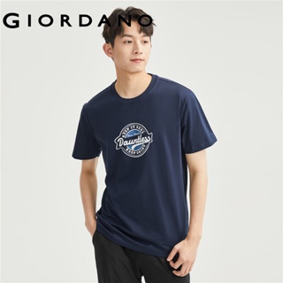 GIORDANO ผู้ชาย เสื้อยืดคอกลมแขนสั้นพิมพ์ลายตัวอักษรวินเทจผ้าฝ้ายถัก Free Shipping 13093204