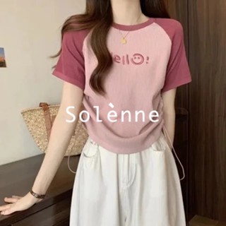 Solenne  เสื้อครอป เสื้อยืดผู้หญิง ครอป baby tee สาวเรโทร 2023 NEW Style ทันสมัย ทันสมัย สบาย Trendy A29J1JD 36Z230909