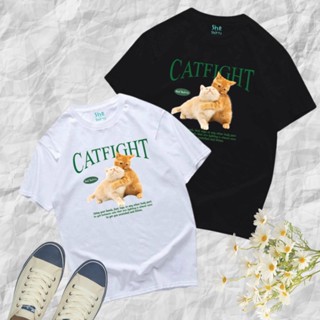 เสื้อลายแมว CATFIGHT ผ้านิ่ม ทรงoversize ไม่ร้อน แฟชั่นสำหรับผู้หญิงเเละชาย #C010