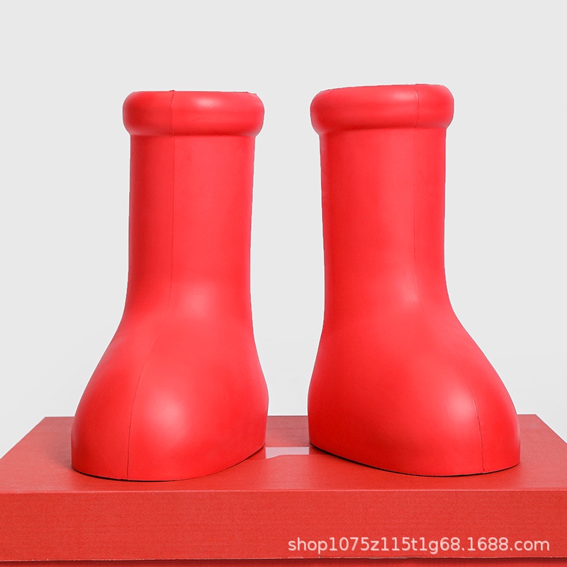 รองเท้าสีแดงขนาดใหญ่แบบเดียวกันของ Astro Boy 2023 ฤดูร้อนใหม่รองเท้าบาร์เรลสูงหนารอบนิ้วเท้าแฟชั่นอิ