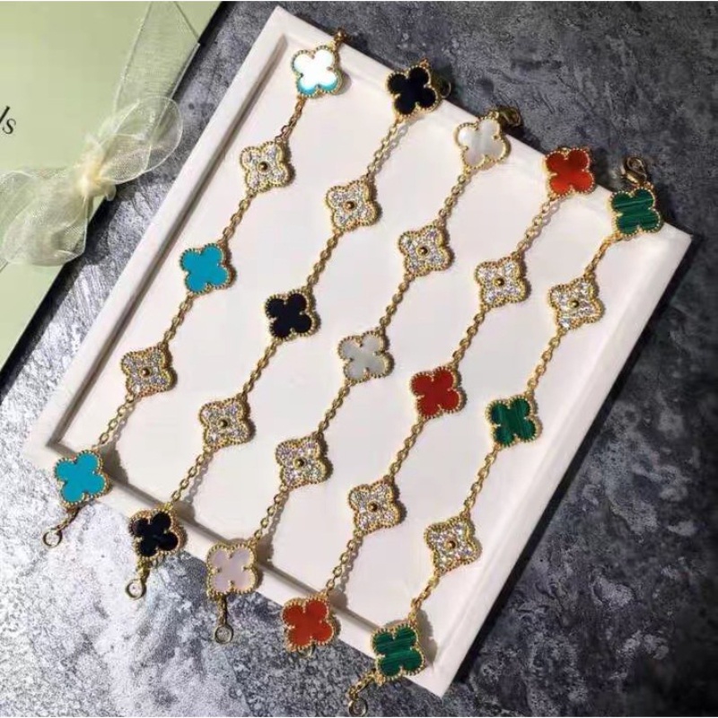 หลายสีตัวเลือกรุ่นสูงคุณภาพสูงเหล็กไทเทเนียมสีขาว ฟริติลลารี โคลเวอร์ เย็บเพทายสร้อยข้อมือผู้หญิงเกาหลีประณีตสไตล์เครื่องประดับมือร้านสไตล์จ