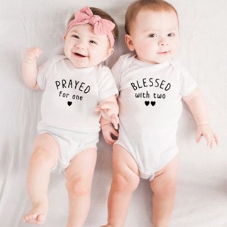 ✨ขนาดเล็กกว่าปกติ ✨ชุดรอมเปอร์ แขนสั้น ลาย One and Blessed with Two BabyTwins แฟชั่นฤดูร้อน สําหรับเด็กวัยหัดเดิน X7P6