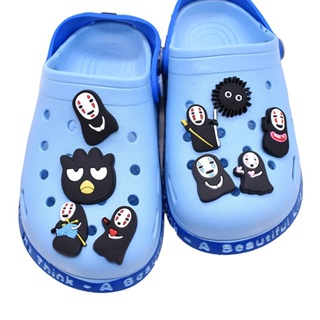 เข็มกลัด ลายการ์ตูนอนิเมะ Spirited Away Crocs Jibbitz Briquette Jibits ไม่มีใบหน้า เครื่องประดับ สําหรับตกแต่งรองเท้าผู้ชาย