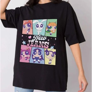 Newjeans X Powerpuff Girls เสื้อยืดลําลอง ผ้าฝ้าย แขนสั้น ทรงหลวม พิมพ์ลายอนิเมะน่ารัก พลัสไซซ์ แฟชั่นเกาหลี สําหรับผู้ชาย และผู้หญิง คู่รัก