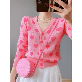 เสื้อคาร์ดิแกนกันหนาว แขนยาว คอวี พิมพ์ลายหัวใจ ทรงหลวม สีชมพูหวาน แฟชั่นฤดูใบไม้ผลิ สําหรับผู้หญิง 2023