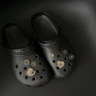 7 ชิ้น crocs crocs  ดอกไม้ อุปกรณ์เสริม ปุ่มโลหะ ที่ไม่ซ้ํากัน เฉพาะเจาะจง อินเทรนด์ สไตล์มืด หัวเข็มขัด diy อุปกรณ์เสริม สร้างสรรค์