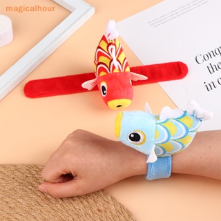 Magicalhour^^ สายรัดข้อมือ ตุ๊กตาการ์ตูนปลาทอง ยัดไส้ สายรัดข้อมือตบ ของเล่นกอด ของเล่นเด็ก ปาร์ตี้โปรดปราน *ใหม่